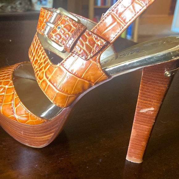 Michael Kors. Size 6. Orange platform heels. Gold buckle and decals. - Picture 5 of 7